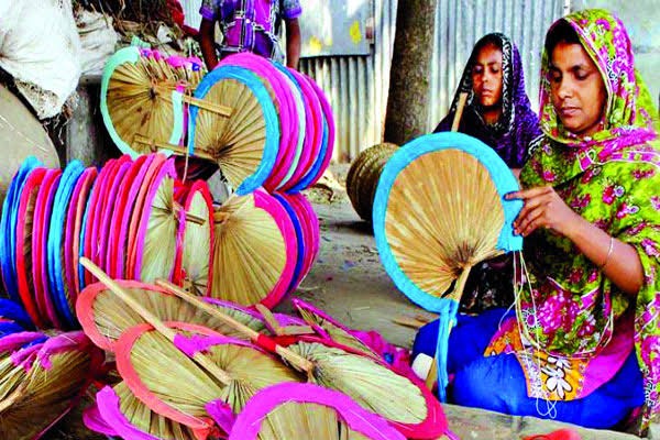 আধুনিকতার ছোঁয়ায় হারাতে বসেছে গ্রামবাংলার চিরচেনা তালপাতার পাখা